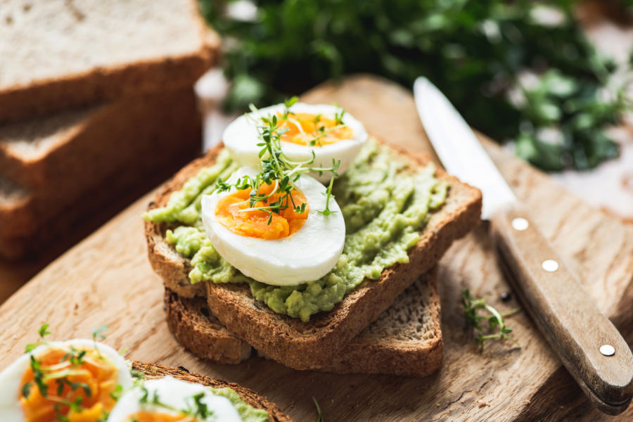 Desayuno saludable tostadas con aguacate, huevo