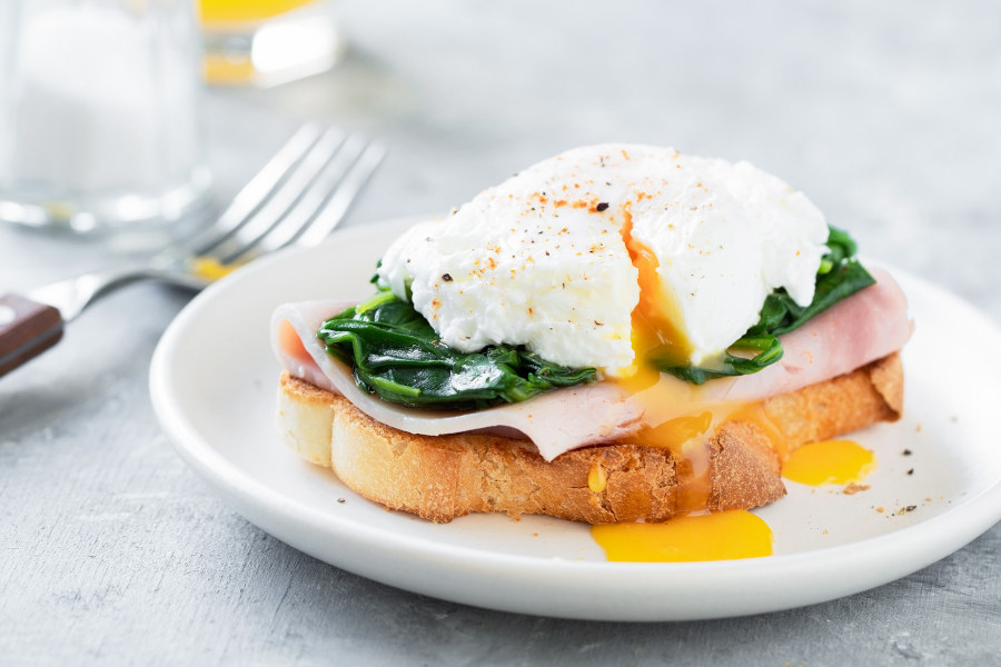 desayuno saludable tostada de tomate, jamón y huevo duro 