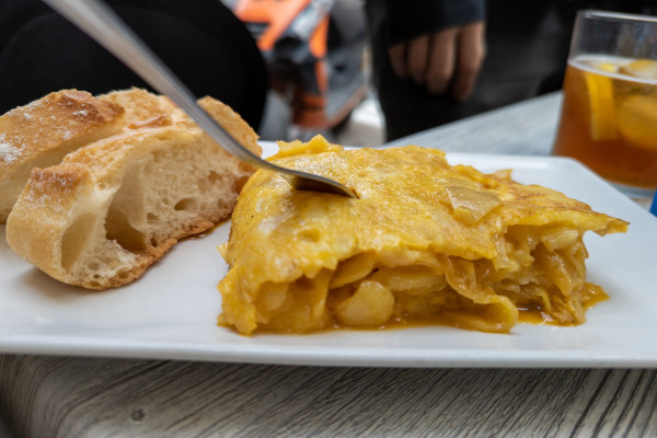 tortilla de patatas en un bar
