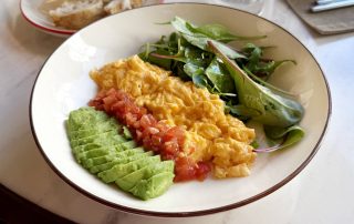 Huevos revueltos con aguacate y tomate